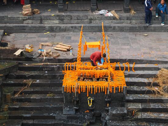 Die Einäscherung an diesem Ort ist von tiefer spirituelle Bedeutung: 
1 Befreiung: die Seele wird aus dem Kreislauf der Widergeburten befreit oder zumindest eine Wiedergeburt als Mensch im nächsten Leben sichert
