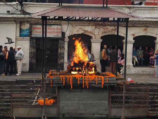 2. Reinigung: Vor der Verbrennung wird der Körper mit dem Wasser des Bagmati gewaschen oder 3x in den Fluß getaucht