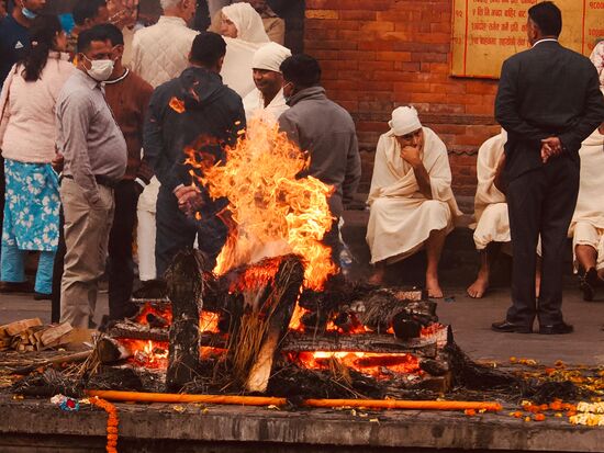 3.: Der letzte Abschied: die Zeremonie wird vom ältesten Sohn geleitet, der den Scheiterhaufen anzündet.