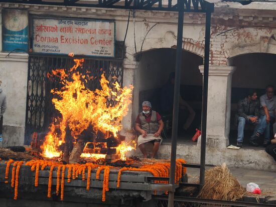 Nach der Verbrennung, die etwa 3-4 Stunden dauert, wird die Asche dem Fluß übergeben, der sie symbolisch zum heiligen Ganges in Indien trägt