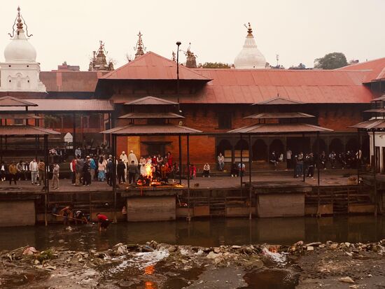 Die Luft hier ist fast unerträglich, der Fluß voller Unrat-sogar einen aufgeblähten toten Hund sehen wir im Wasser schwimmen 