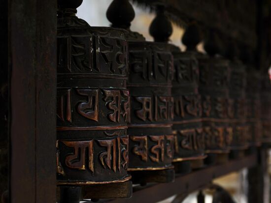 Beim umrunden der Stupa werden die Gebetsmühlen gedreht…