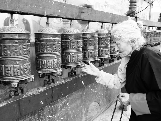 Die Frau trägt dabei eine Gebetskette - eine sogenannte „Mala“ -diese Mala hat 108 Perlen