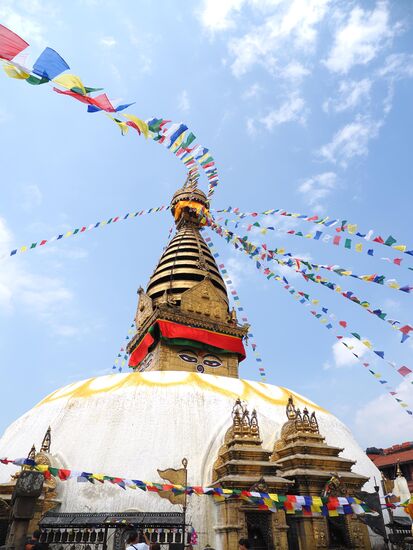 Unser nächstes Ziel:  die riesige „Boudhanath Stupa“
Sie ist eine der größten Stupas der Welt und ein zentraler Treffpunkt der Buddhisten