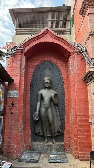 Statue des Dipankara Buddha bei dem Affentempel -die Statue wurde aus einem Stein gefertigt