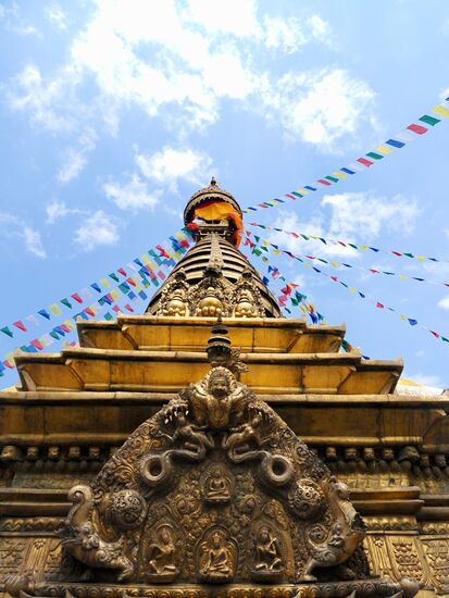 Die goldene Spitze der Swayambhunath-Stupa -der Legende nach entstand sie Stupa spontan aus einer Lotosblüte in einem See, der einst das Kathmandu-Tal bedeckte