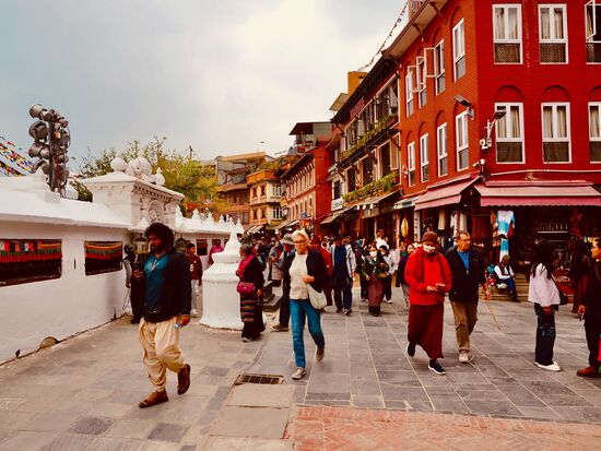 Täglich umrunden Pilger und Mönche die Stupa im Uhrzeigersinn