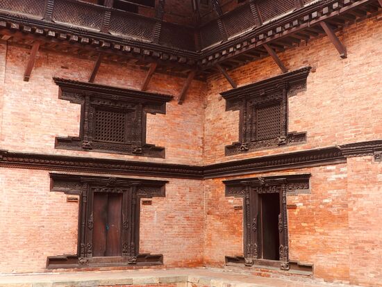 Der ehemalige königliche Palast mit detaillierten Holzschnitzereien und roten Backsteinen-hier sind wir im 2. Innenhof , dem Keshav Narayan Chowk