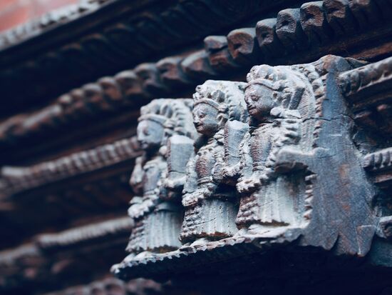 Eine Großaufnahme der Holzschnitzereien