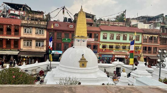 Die Gegend um die Stupa ist von zahlreichen Restaurants und Souvenirläden umgeben und ist ein lebendiges kulturelles Zentrum
