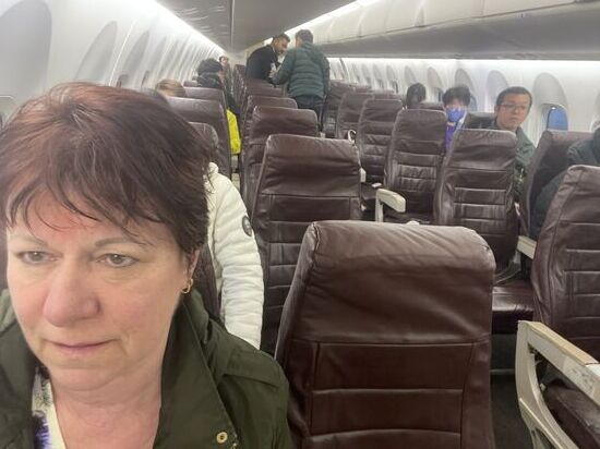 Der Flieger ist weniger als zur Hälfte gefüllt ! Die Plätze über den Tragflächen sind komplett frei, da die Sicht dort eingeschränkt ist und ansonsten sind nur die Fensterplätze belegt