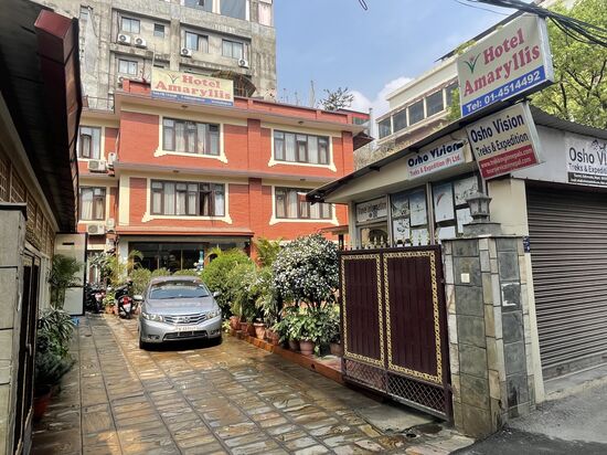 Ich mache nach dem Flug einen kurzen Abstecher ins „Hotel Amaryllis“- das Hotel gehört inzwischen Udaya—hier gebe ich mal einen großen Sack Wäsche zum waschen ab