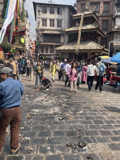 Auf dem Boden unzählige Butterkerzen