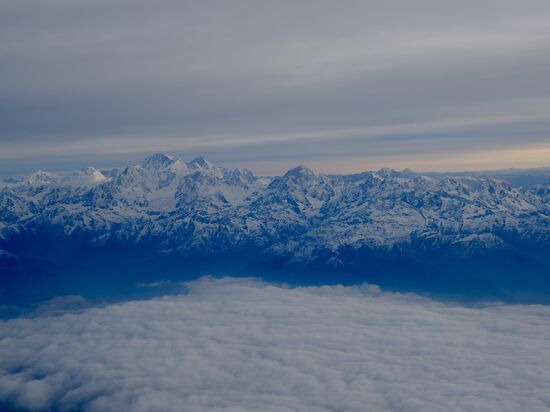 Jeder bekommt einen Fensterplatz, sodass erst Thomas den Blick auf die Berge hat und ich dann auf der Rücktour