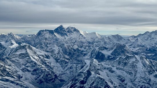Hier sehen wir den Mount Everest mit seinen 8848,86 Metern ist er der höchste Berg der Welt 
Der Berg ist aufgrund seiner tektonischen Aktivitäten immer noch am wachsen 