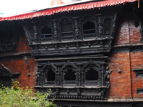 Sie zeigt sich 4x am Tag oben im mittleren Fenster für wenige Sekunden—wir haben Glück: sie erscheint um 11 -11.30 und 12 Uhr am Fenster—so erfahren wir von einem guide.