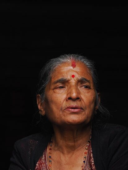 Eine schöne Gläubige schaut aus dem Fenster eines gegenüberliegenden Tempels