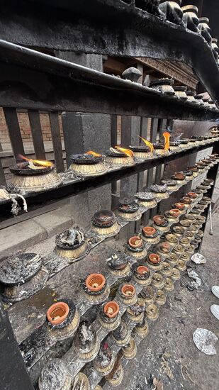 Überall finden Rituale statt und werden Kerzen angezündet