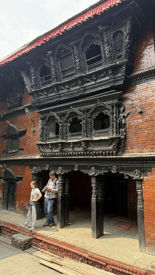 Der Kumari-Tempel.  Hier der Innenhof—am mittleren Fenster oben zeigt sich die Kindsgöttin gleich