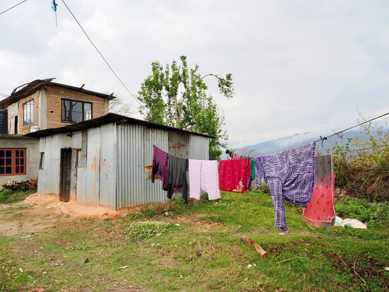 Nun steht noch eine kleine Wanderung durch Felder und Berge an—durch kleine Dörfer mit Häusern und Wellblechdächern