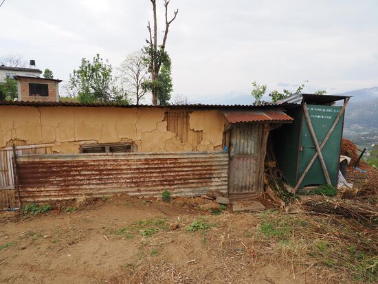 Häuser aus lokal verfügbaren Ressourcen wie Stein, Lehm, Holz und Zink gebaut