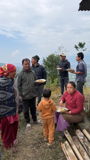 Es wird Essen verteilt