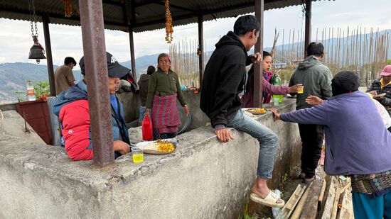 Und spontan werden wir eingeladen: eine Art Kartoffelsalat und Fleisch mit Soße
Puuuhhh—-ist das scharf!!! Aber ich reiße mich zusammen und esse tapfer auf