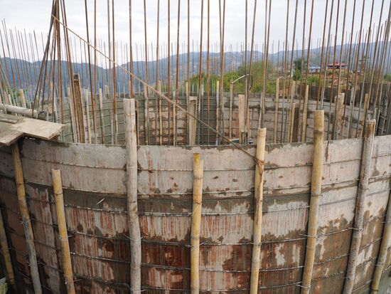 Sie bauen ein großes Wasser-Sammelbecken