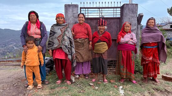 Als sie uns sehen, kommen alle Frauen angelaufen und lassen sich gern von Thomas ablichten