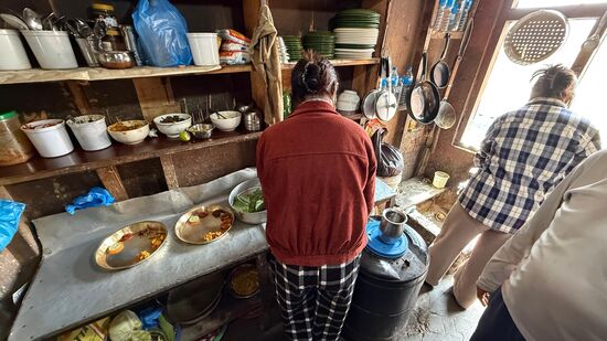 Mit Frau und Tochter wird das Essen zubereitet
