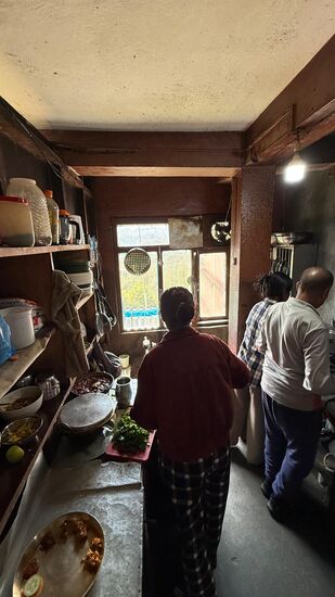 Wir dürfen in die kleine Küche…..