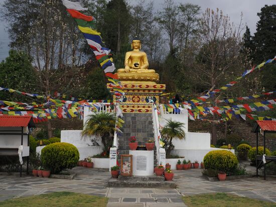Im Zentrum steht die große, goldene Statue des Buddha, die die Geste der Erdberührung darstellt.
Die Erdberührung symbolisiert den Moment der Erleuchtung