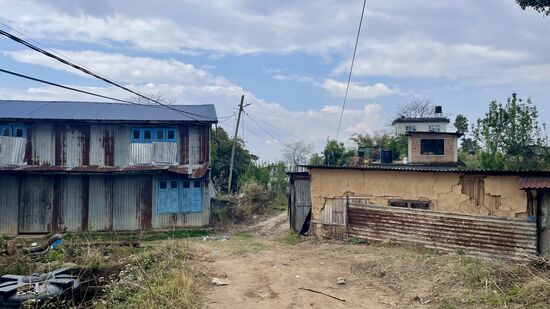 Häuser sind aus Holz gebaut und mit Lehm verkleidet und haben die typischen Blechdächer