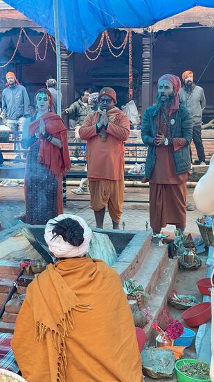 Heute ist Sonntag und wir können einer größeren Zeremonie beiwohnen