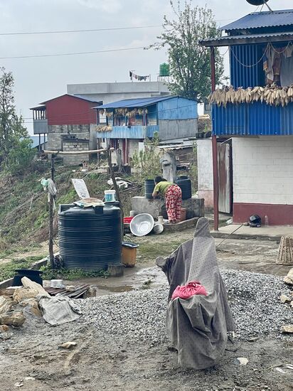 Die junge Frau hier ist gerade bei ihrer Morgentoilette