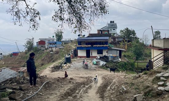 Das Dorf erwacht gerade, wir begegnen wenigen Menschen