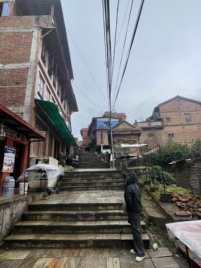 Nach einer guten Stunde Fahrt Richtung Norden erreichen wir das kleine Dorf Tokha im Kathmandutal und wir gehen zahlreiche Treppen hinauf, es nieselt noch etwas