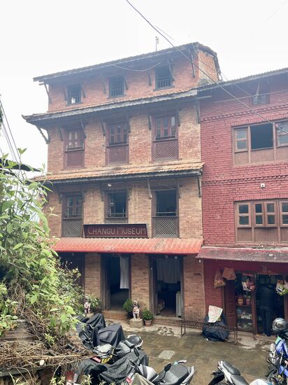 Weiter gehts hinauf und ich entdecke dieses interessante Museum-was das wohl enthält? Ich frage mal google: Changu Museum-es bietet Einblicke in die lokale Kultur und Geschichte des Kathmandu-Tals