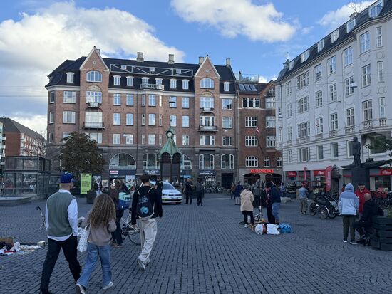 Vom Airport Kopenhagen nehmen wir die Metro, steigen nach nur 7 Stationen im Herzen von Christianshavn aus und sind schon nach 20 Minuten im Hotel NH Collection
Wesentlich schneller und günstiger mit 5 Euro p.P.  als Taxi oder Uber