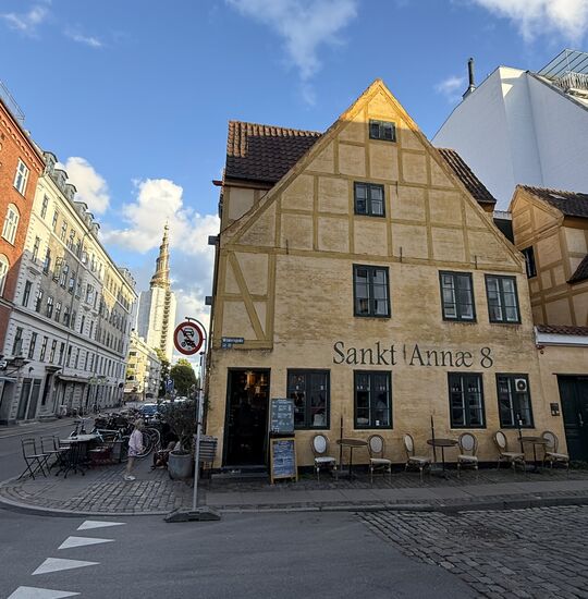 Es ist 18 Uhr und wir machen uns auf den Weg zu einer kurzen Sight-seeing-Tour
Direkt sehen wir dieses charmante historische Fachwerkhaus , in dem ein gemütliches kleines Restaurant ist -im Hintergrund ist der markante Turm der "Vor Frelsers Kirke" -der Erlöserkirche zu sehen