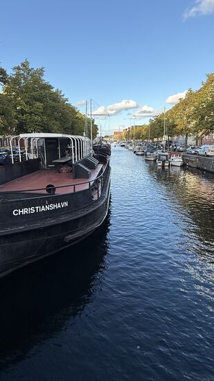 Entlang des Kanals genießen wir das maritime Flair