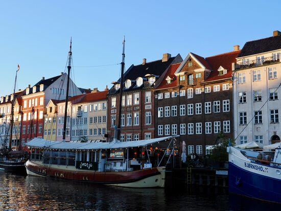 Der historische Hafen "Nyhavn" und dem restaurierten Restaurantschiff "Oranje" im Vordergrund