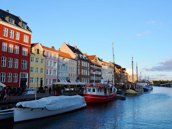 Der Christianshavn Kanal ist einer der bekanntesten und malerischsten Wasserwege in diesem Viertel, er wurde 1670 unter König Christian V erbaut und verbindet das Hafenbecken mit dem Stadtzentrum