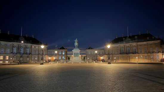 Weiter zum Schloßplatz vom "Schloß Amalienborg" mit dem Reiterstandbild König FrederikV
