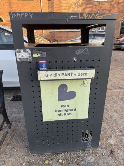 Tolle Sache: ein öffentlicher Mülleimer mit Halterung für Pfandflaschen und -dosen.
Auf dem Schild steht: "gib das Pfand weiter" - so müssen die Flaschensammler nicht im Müll wühlen