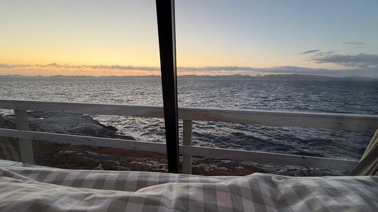 Hier sind wir zeitlich 3 Stunden zurück--nach deutsch/dänischer Zeit wäre es jetzt schon Mitternacht. Also organisieren wir uns hier in der Enge und schlafen mit einem letzten blick aufs Meer ein