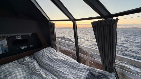 Sieht gemütlich aus und bietet einen sagenhaften Ausblick vom Bett