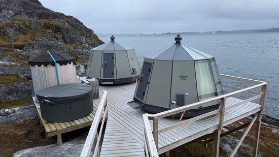 So eine "Hütte" ist unsere Unterkunft für 2 Nächte-sehr basic und einem Mini-Caravan sehr ähnlich in der Ausstattung mit einer Chemie-Toilette, aber keine Dusche etc...