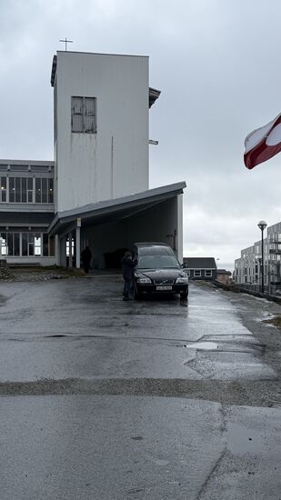 Die "Hans-Egede-Kirche" die mit Abstand hässlichste Kirche die ich je gesehen habe
Es steht ein Bestattungswagen davor und eine Trauergottesdienst ist in Vorbereitung
