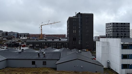 Blick über den hässlichen Teil von Nuuk-in dem markanten dunklen Hochhaus befindet sich u.a. das US-Konsolat